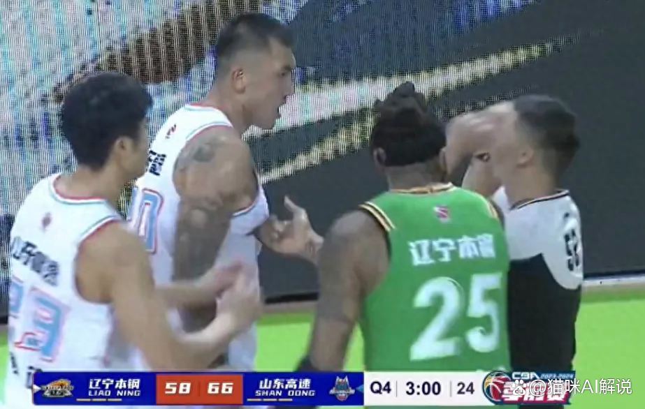 激烈对抗场面,裁判频繁示意警告 激烈对抗场面,裁判频繁示意警告