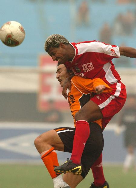 长春亚泰与河南建业在赛场上争分夺秒,彰显实力 长春亚泰与河南建业在赛场上争分夺秒,彰显实力