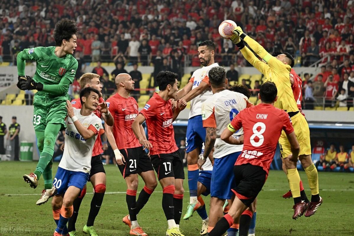 强队间对决的激烈拼抢，场上反复激烈变化的简单介绍