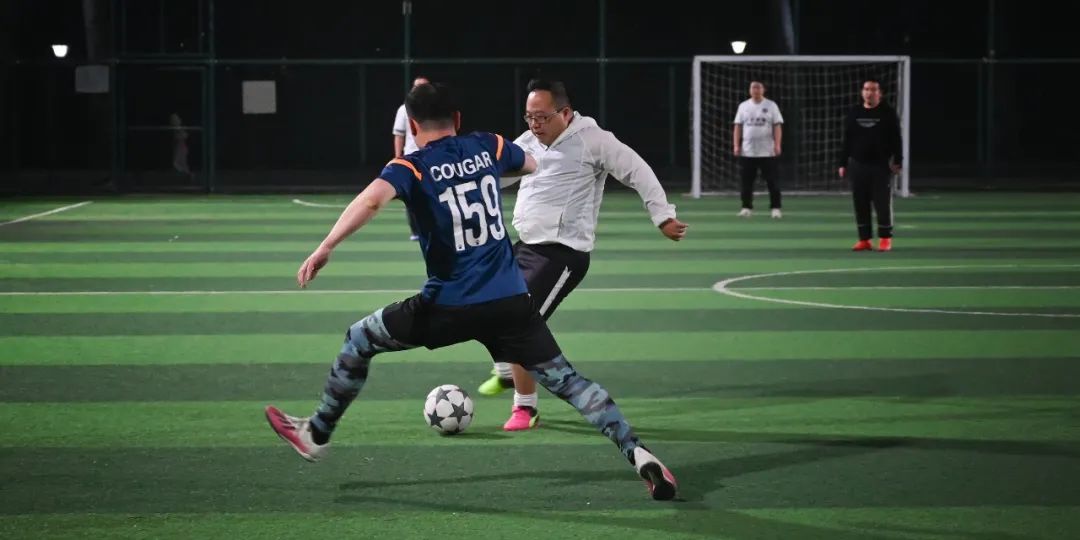 热血对决！欧洲足球赛场掀起激情风暴(欧洲足球热身赛)