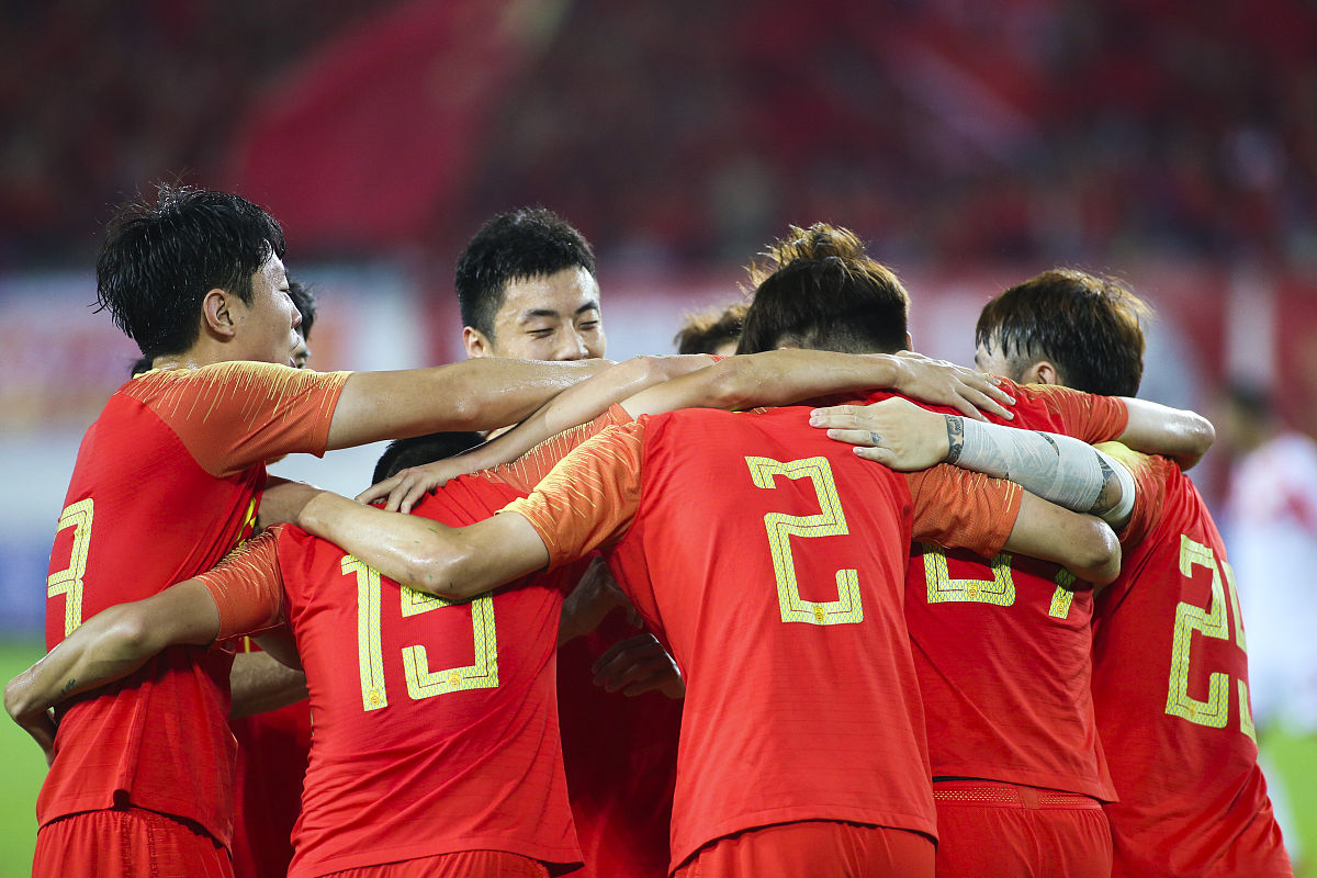 精彩足球大战吸引众多观众驻足观看(精彩的足球赛吸引了无数的亿万观众修改病句) 精彩足球大战吸引众多观众驻足观看(精彩的足球赛吸引了无数的亿万观众修改病句)