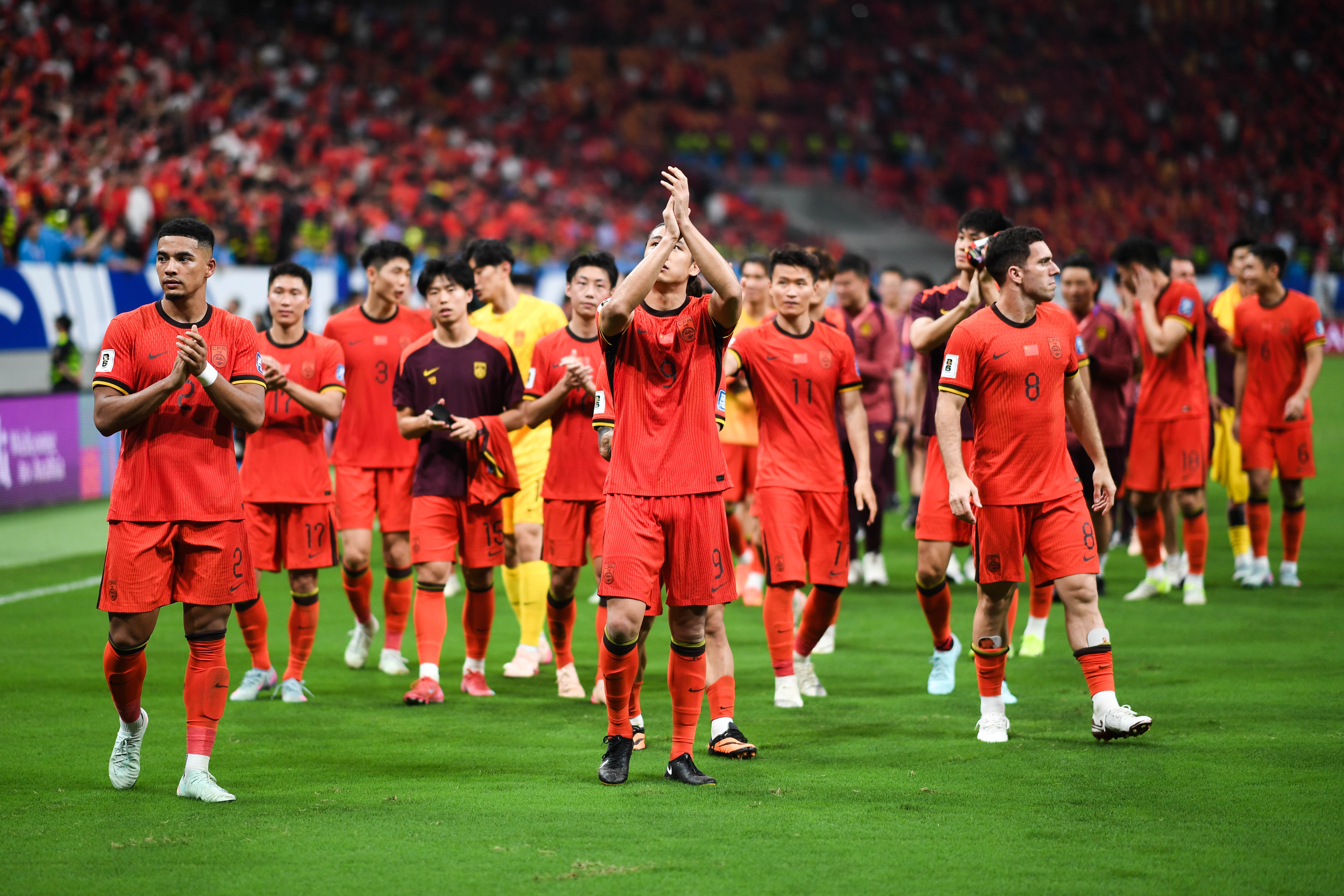 精彩足球大战吸引众多观众驻足观看(精彩的足球赛吸引了无数的亿万观众修改病句) 精彩足球大战吸引众多观众驻足观看(精彩的足球赛吸引了无数的亿万观众修改病句)